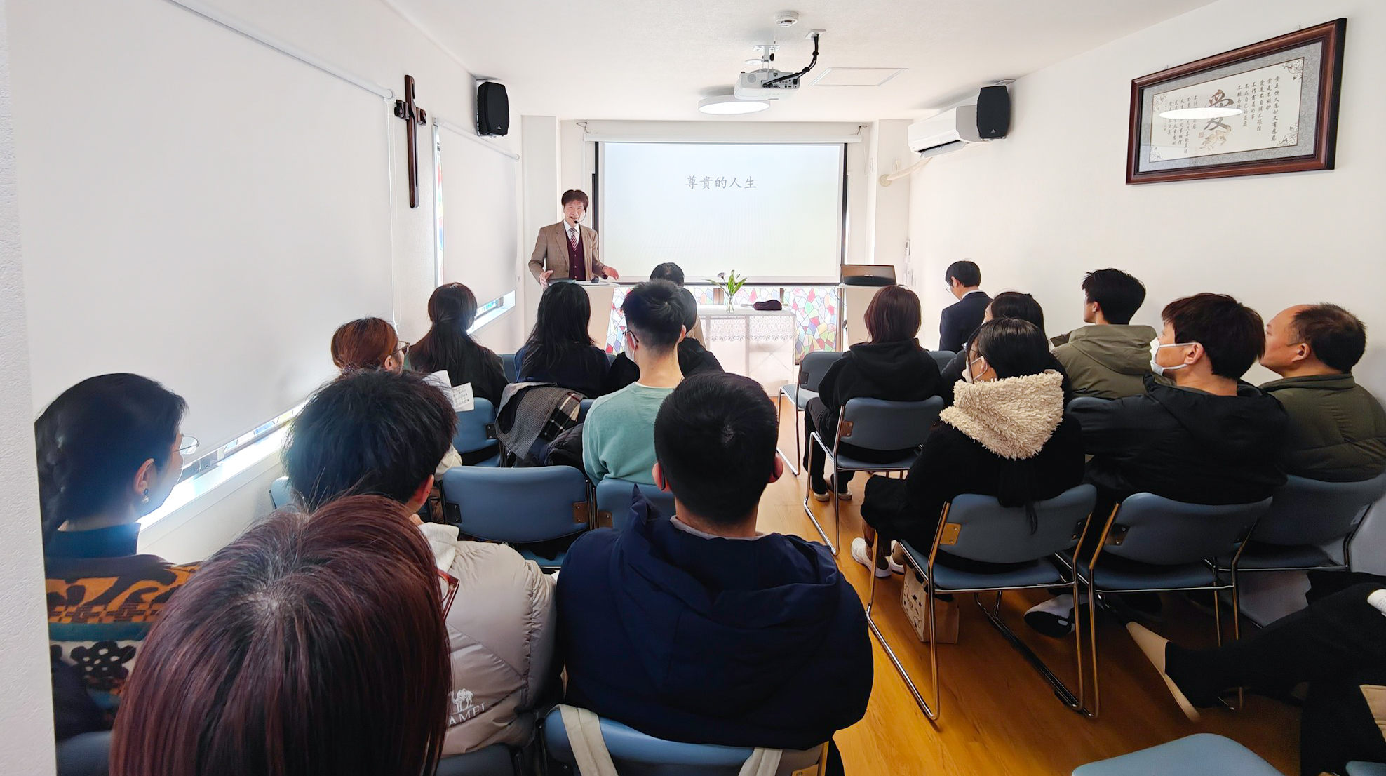 陳院長於日本秋葉原國際基督教會講台服事。（受訪者提供）